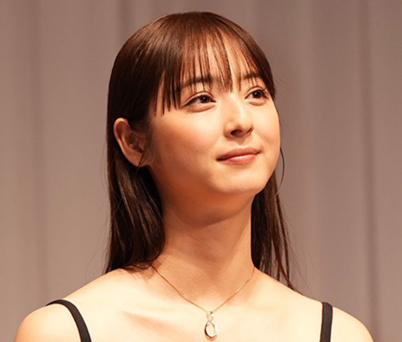 グウィネス・パルトロウ、2002年に着た“史上最悪のドレス”を娘アップルさん（19）が試着