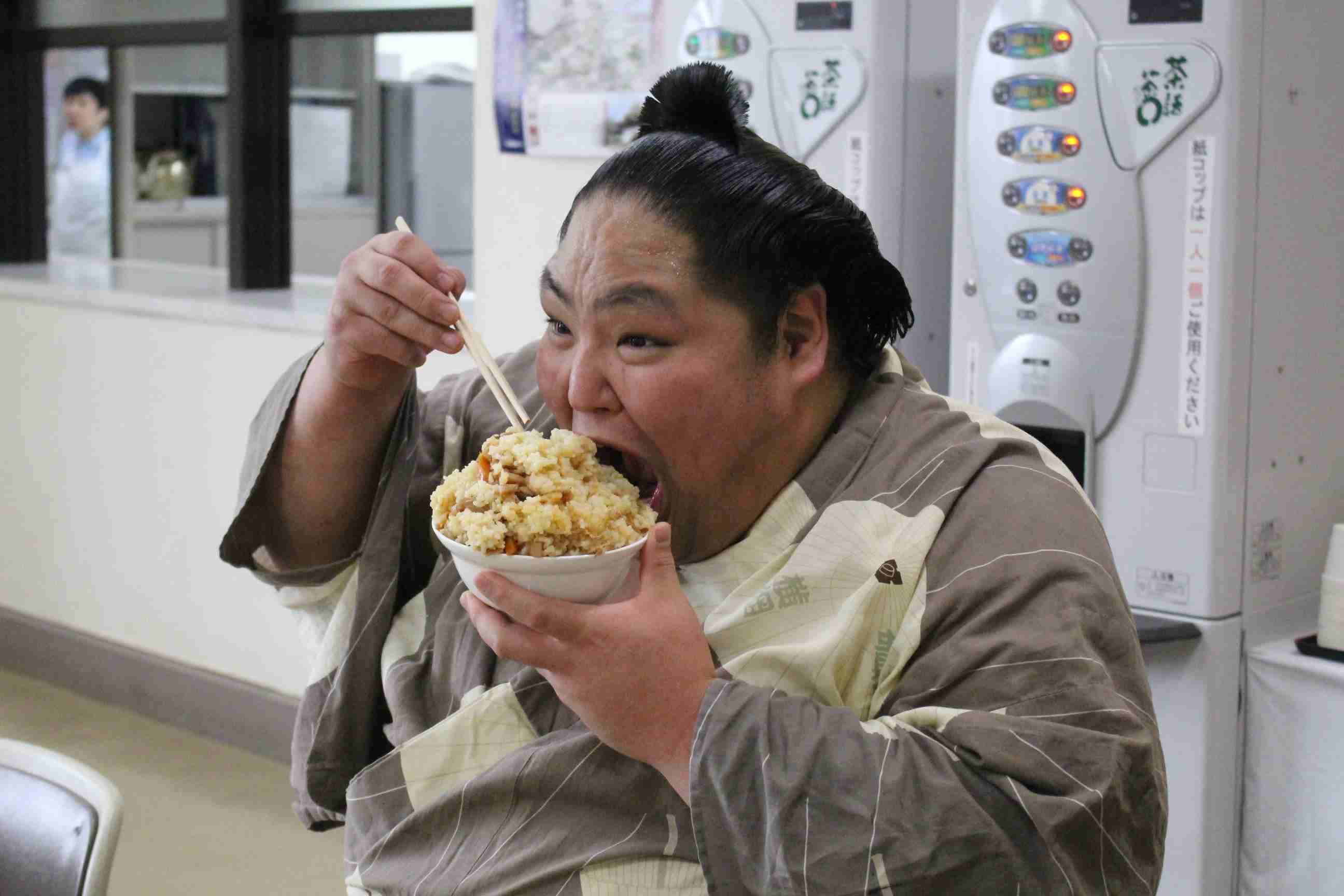 貧乏性でごめん…「大盛り無料」「おかわり自由」サービスを毎回利用する人たちの後悔
