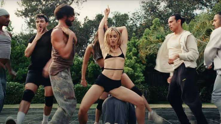 久々に都心に出たら下半身が際どすぎる服を見かけたけど流行ってる？→マジで流行ってるらしい