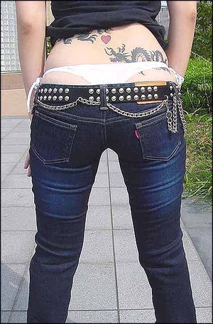 久々に都心に出たら下半身が際どすぎる服を見かけたけど流行ってる？→マジで流行ってるらしい