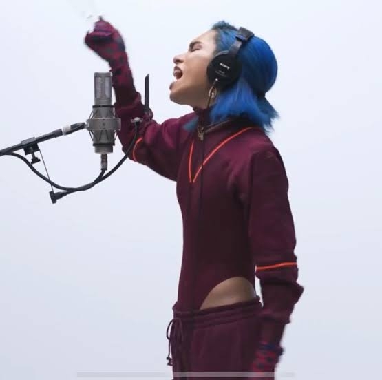 久々に都心に出たら下半身が際どすぎる服を見かけたけど流行ってる？→マジで流行ってるらしい