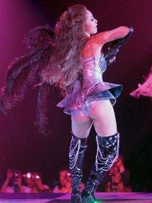 久々に都心に出たら下半身が際どすぎる服を見かけたけど流行ってる？→マジで流行ってるらしい