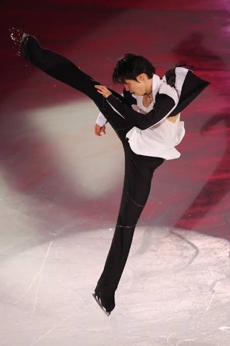 羽生結弦、グッチ着こなす“美麗ショット”に反響「今まで見たことない羽生くん！」「カッコ良すぎ」「美しい！」