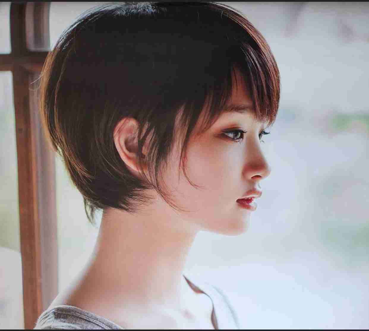 女性らしい束感ショートヘア