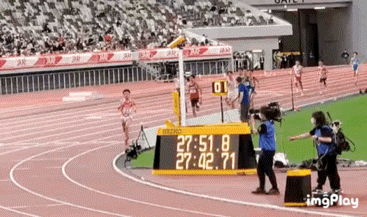 陸上大会で環境活動家がレース妨害! 横断幕を掲げ抗議する“危険行為”に五輪王者が激怒!「どんな理由があれ間違っている」