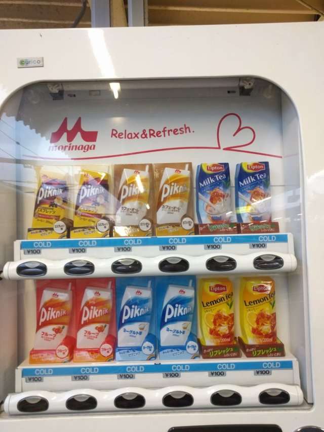 女子高生の時、愛用してた飲み物、お菓子３つ選ぶなら？