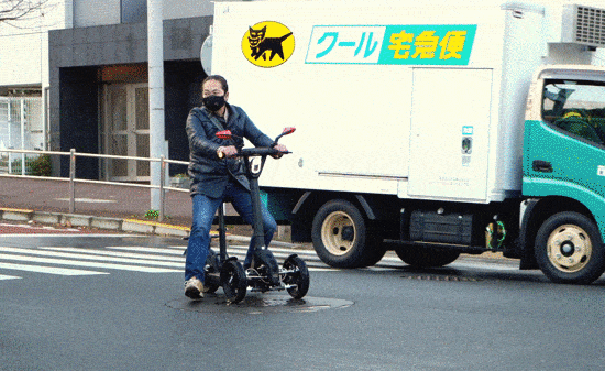 電動キックスケーターで転倒か　50〜60代とみられる男性を意識不明で搬送
