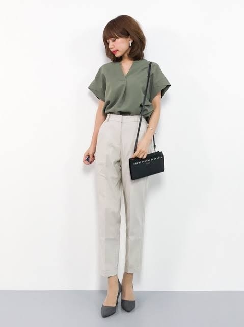 真夏の仕事帰りテラスデートの服