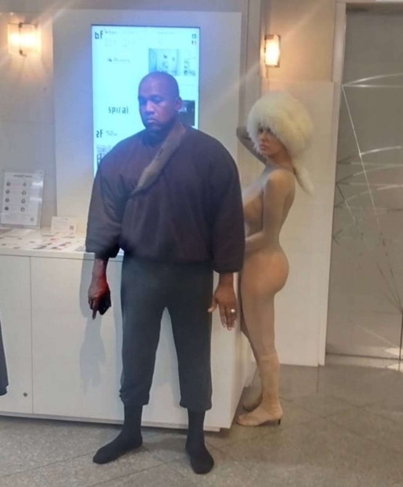 キム・カーダシアン、カニエ・ウェストの元恋人とほぼ”かぶり”ドレスで同じパーティへ