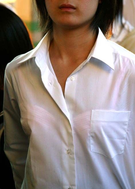 ブラジャーの広告は下着姿の女性よりも「その上に服を着用したらどんな仕上がりになるか」が見たい→様々な意見が集まる
