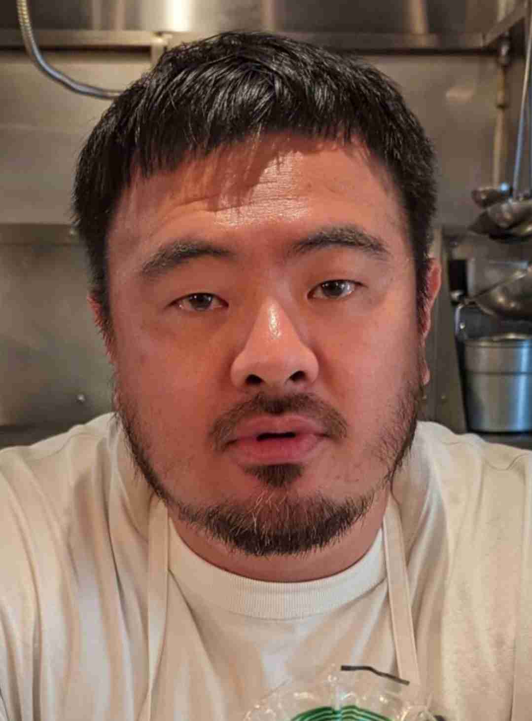 鳥羽シェフ、不倫発覚後の映画チケット販売　監督は公開に難色「恩を仇で返したくない」　予告に妻子の姿