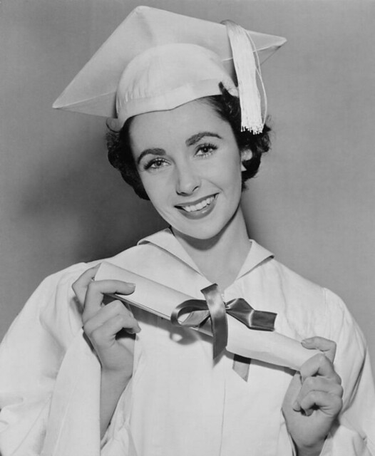 「学校で周りを気にせずディープキス」「トイレでの性行為に盛り上がって…」17歳で留学した私が驚いた“アメリカ人の恋愛事情”