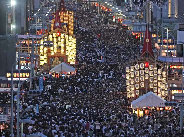 祇園祭の京都　35℃を超えて猛暑日に　見物客4人が熱中症の疑いで救急搬送