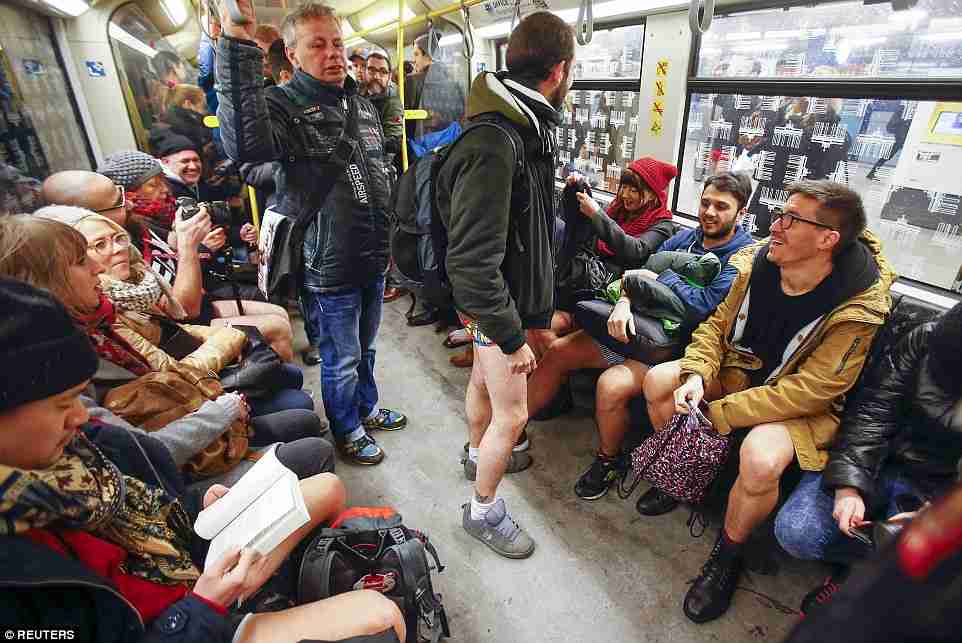 “ノーパンツ（ボトムなし）”がトレンド！　セレブの大胆おしゃれコーディネート15選【2023年最新】