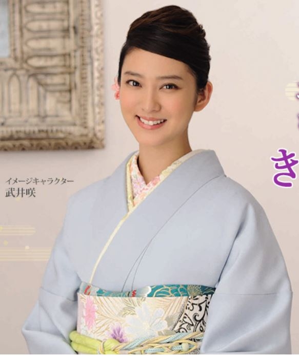 武井咲さん『大人の肌見せオシャレ』4選!軽やかな素材やカラー選びがコツ