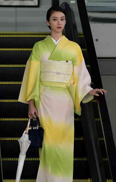 武井咲さん『大人の肌見せオシャレ』4選!軽やかな素材やカラー選びがコツ