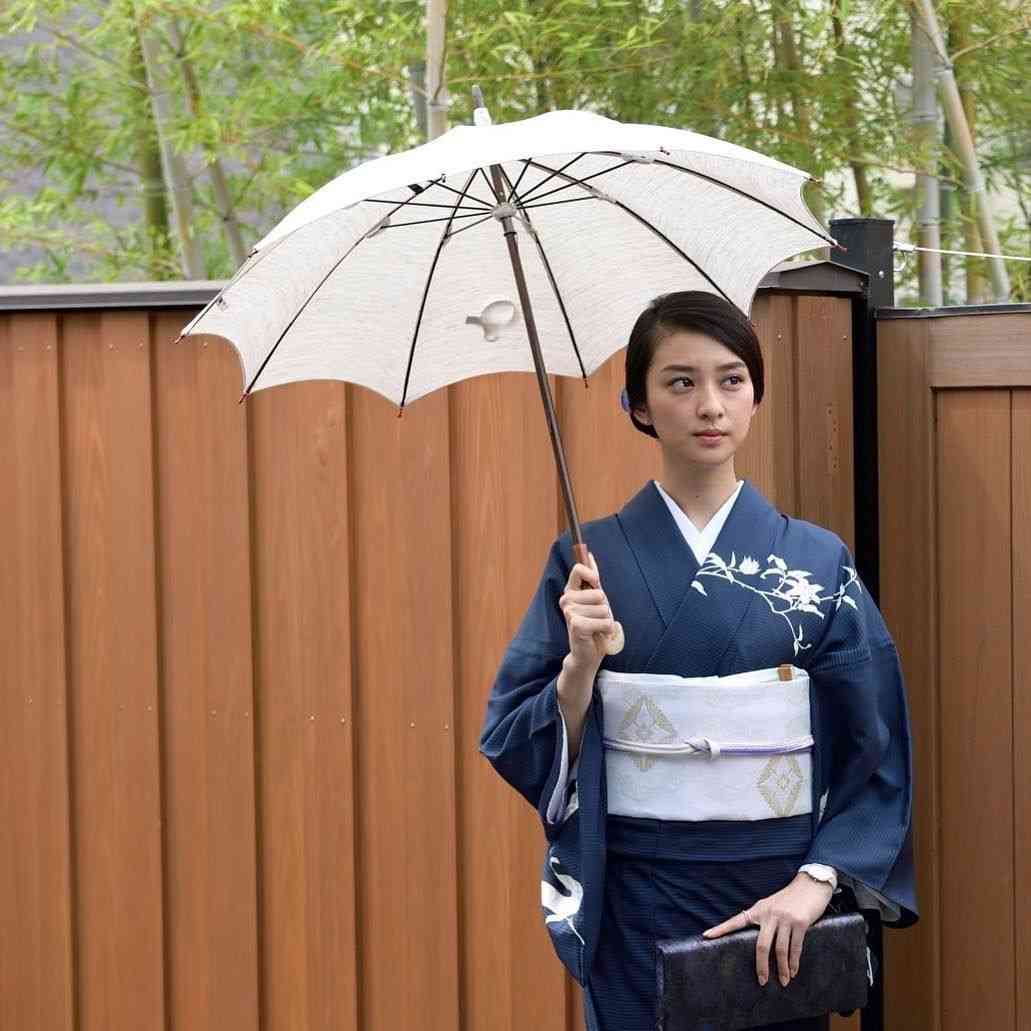 武井咲さん『大人の肌見せオシャレ』4選!軽やかな素材やカラー選びがコツ