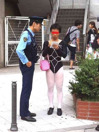 「なんて親切！」上半身裸で街を歩く豪男性に対する日本の警察官の対応に称賛の声