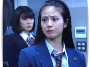 今田美桜、網タイツ×ミニ丈ドレスの“社長令嬢”姿「美しい」「何色でも似合う」