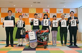 ほのぼの家族写真コンクールのはずが炎上！こども家庭庁の「注文の多い作品例」に批判
