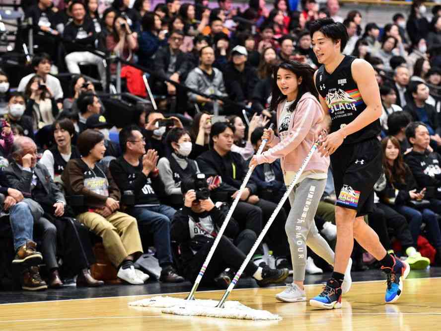 森カンナ、バスケ日本代表・馬場雄大とのおちゃめな結婚式ショットを披露　W杯出場の夫に「とにかく楽しんで！」