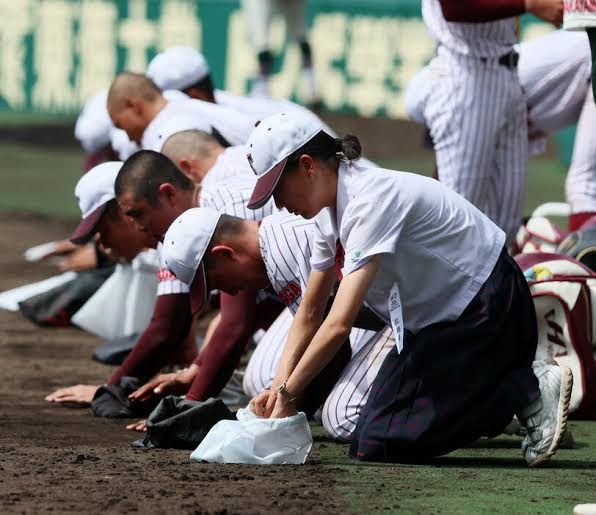 鳥栖工の女子マネジャー・緒方美月さんが甲子園の土を集める様子が話題に「それぐらいやってたんやな」