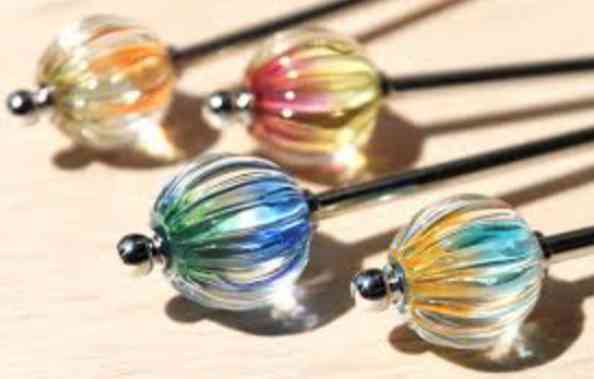 簪(かんざし)を使っている人