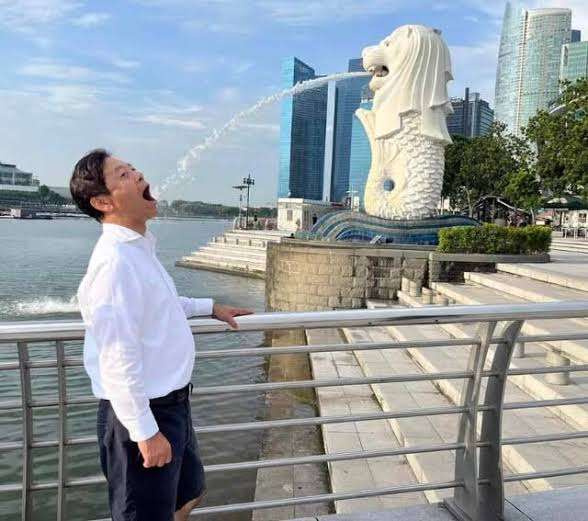 《写真入手》 自民党・宮内秀樹文科委員長がSNSから消した海外視察で“マーライオンの噴水飲み”写真 本人は直撃に「公務出張というか…」