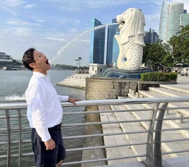 《写真入手》 自民党・宮内秀樹文科委員長がSNSから消した海外視察で“マーライオンの噴水飲み”写真 本人は直撃に「公務出張というか…」