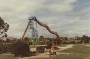都心の公園で遊具が減っています　さらに複合化・小型化　理由は2002年にできた基準「安全領域」