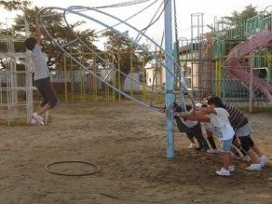 都心の公園で遊具が減っています　さらに複合化・小型化　理由は2002年にできた基準「安全領域」