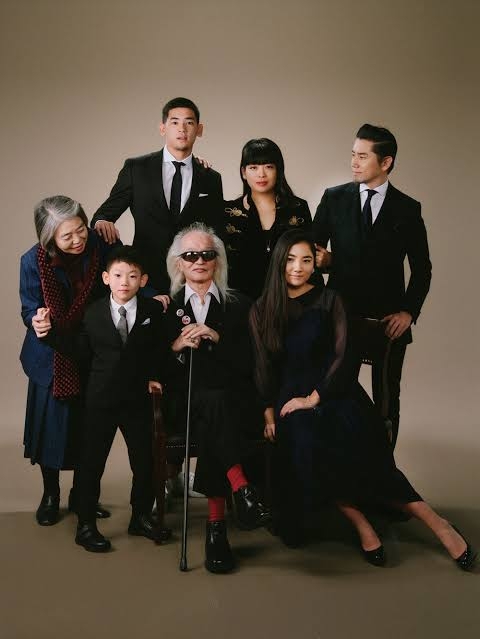 浅野忠信、18歳年下の妻・中田クルミと挙式の和装2ショット 結婚1周年に「愉快な毎日に感謝です!」