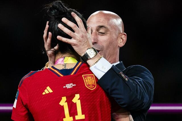 女子W杯で選手の唇にキスし活動停止処分となったスペイン連盟会長の母親がハンガーストライキ