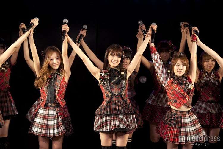 「アイドルのあっちゃんがまた見れるなんて」前田敦子、ツインテール&絶対領域のアイドル姿にファン歓喜