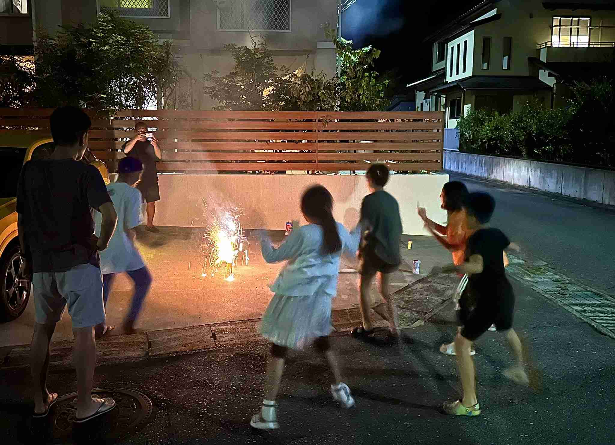 アルピー平子祐希、子供たちが自宅前で花火を楽しむ姿に賛否「いい思い出になる」の一方で…「私なら通報する」