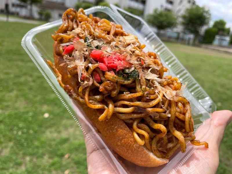 「焼きそばドッグに人生ではじめて感激した」とあるスーパーの焼きそばドッグがとんでもないことになっていると話題 値段は100円