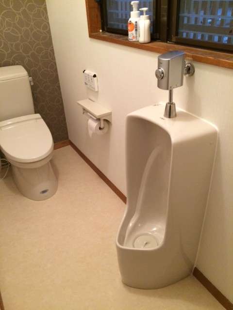 夫が息子たちに自宅トイレで立ちションするように言ったため、トイレ掃除を拒否した妻