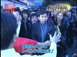 米国有名インフルエンサーの「プレステ配布」に若者殺到　NY広場で一部暴徒化しケガ人も