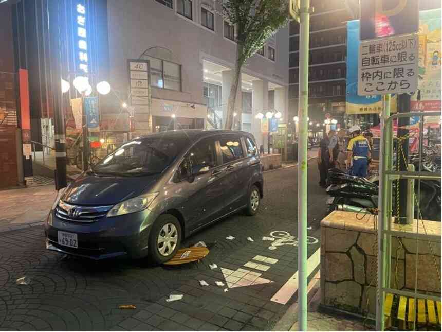 繁華街の歩行者天国に車が突っ込む 男女3人がはねられ1人が病院に運ばれるも意識あり 夏祭りの最中=静岡市葵区