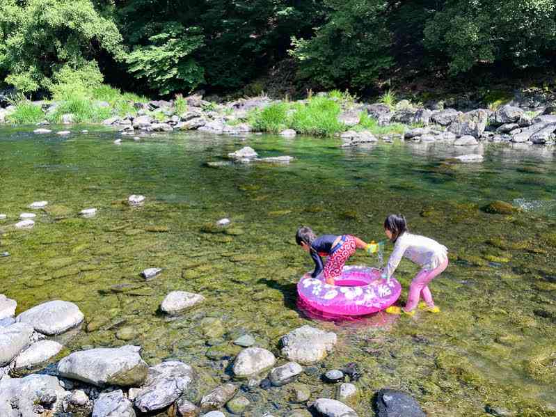 お盆休みのキャンプ場「浮き輪で流されている」3歳くらいの男の子か　京都府と徳島県で水難事故相次ぐ