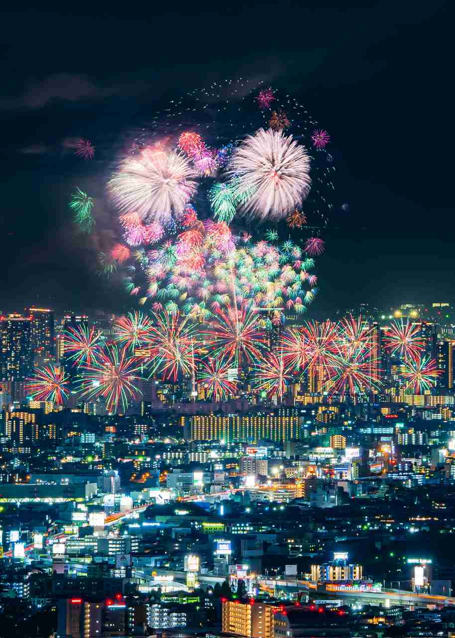 今年も淀川花火で「マナー違反」相次ぐ...『立ち入り禁止の土手にのぼる人々』『無関係のマンション敷地内にレジャーシート敷く家族』 記者の質問に「みんな上がっていたから」「言われたらどくけど」
