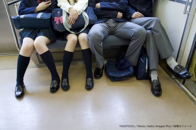 迷惑「鉄道で大開脚で座るマン」防げないのか？ 