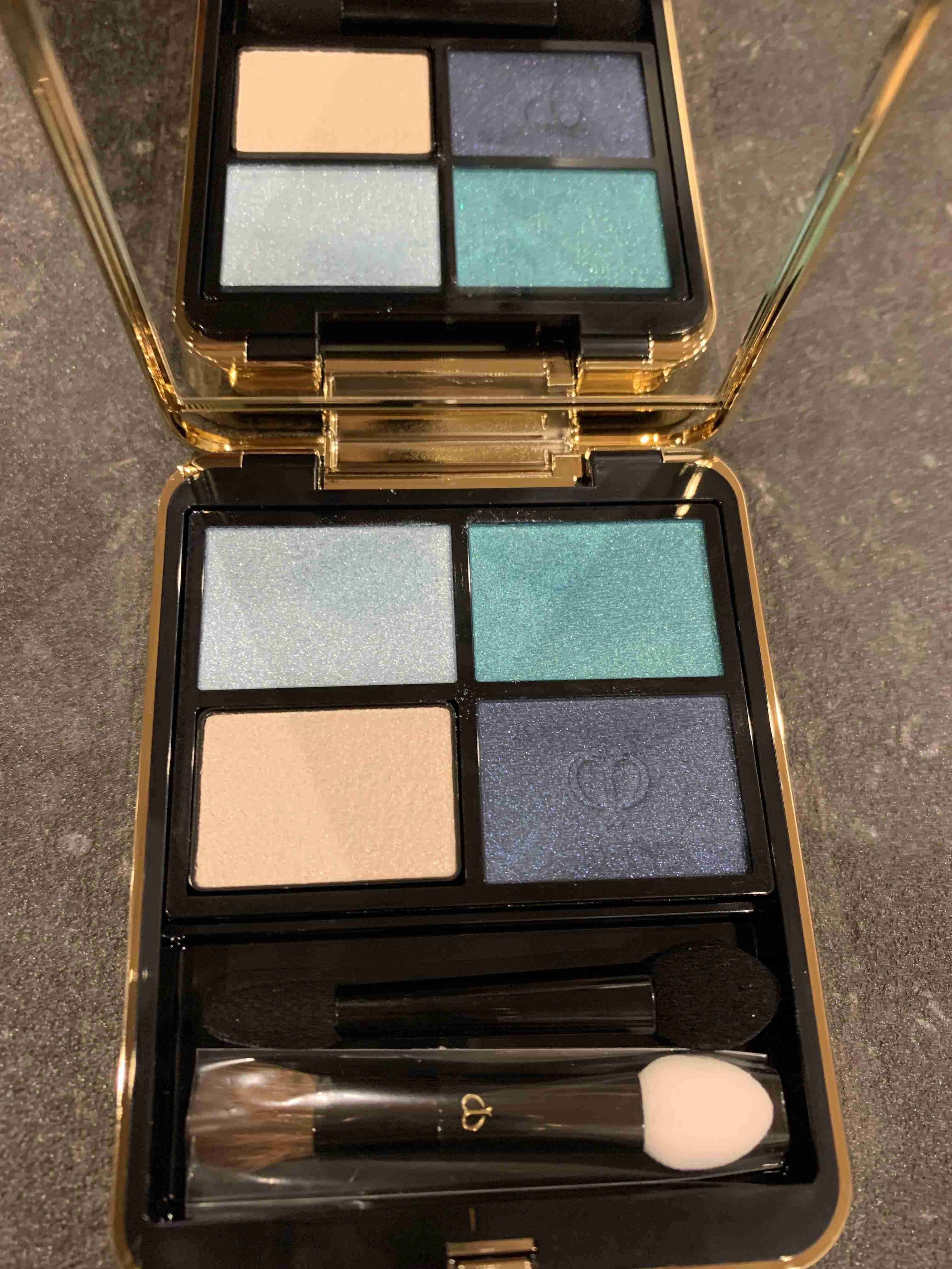 使い方が難しい配色のアイシャドウを頑張って使ってる人集合！