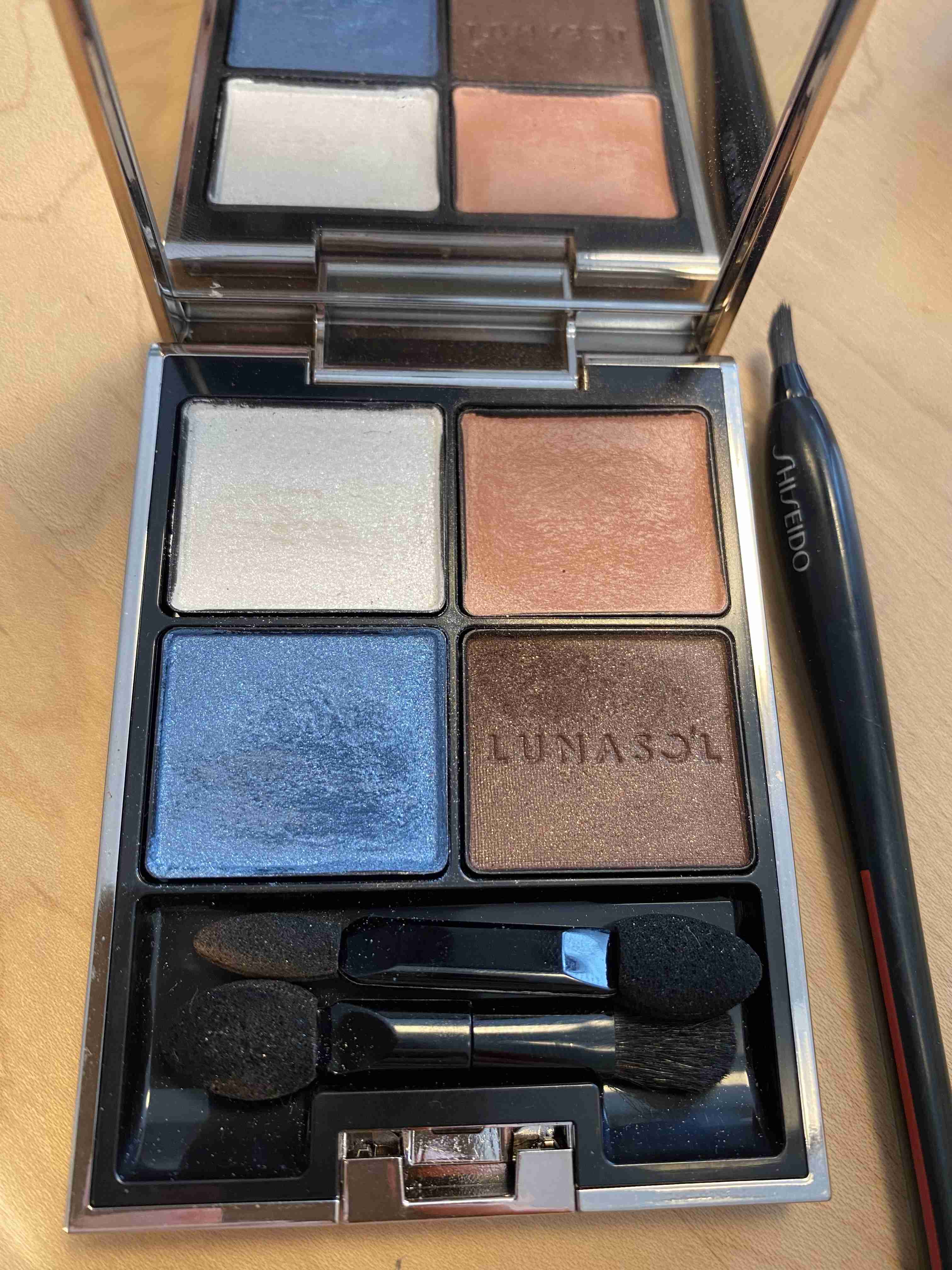 使い方が難しい配色のアイシャドウを頑張って使ってる人集合！