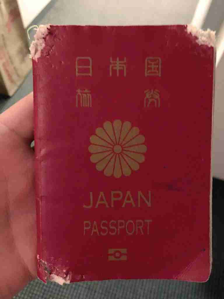 新婚旅行控えた新郎の旅券をメチャメチャに　一緒に式に行けない腹いせ？愛犬が話題に