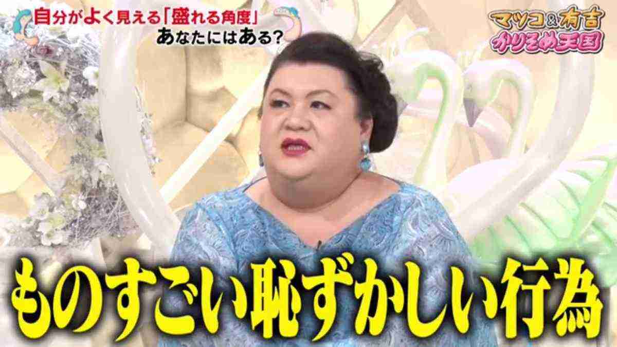 商品の柔軟剤の香りを確かめる人