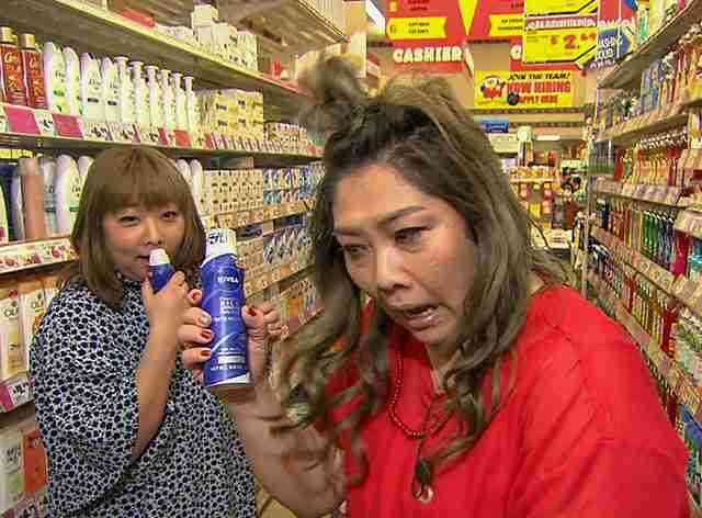 商品の柔軟剤の香りを確かめる人