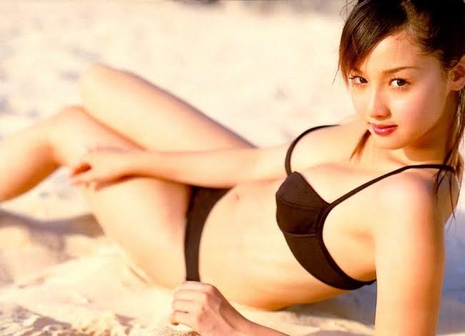 金髪&ショートパンツが眩しい…!沢尻エリカ「自宅マンションに通うロン毛イケメンと」車中デート写真