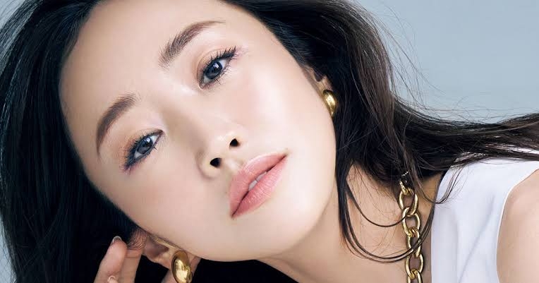 【40代以上の髪型問題】ひとつ結び×薄メイクの証明写真に驚愕！「想像以上におばさん」だったことに気づいて、すぐ変えたこと