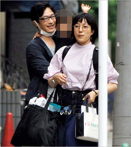 堺雅人 幼稚園にママチャリ送迎!『VIVANT』撮影中に娘と砂場遊び、妻・菅野美穂は息子と100均ショップ…年収2億円でも質素な夫婦姿